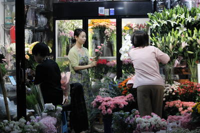 蘭溪門花卉市場(chǎng)“520”鮮花銷售迎高峰，新花樣禮品花卉受追捧